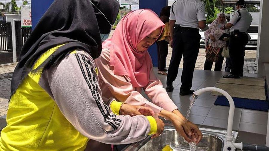 Terlihat sepele untuk melakukan cuci tangan, tetapi sadar atau tidak, tangan yang kotor dapat menyebarkan penyakit termasuk virus Corona.