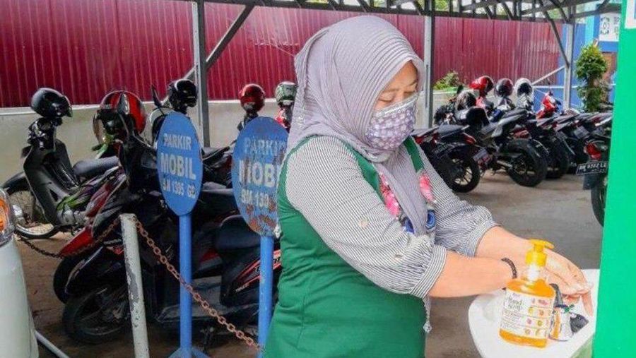 BPJS Kesehatan Cabang Tembilahan memberikan fasilitas cuci tangan yang dapat digunakan oleh peserta JKN-KIS.