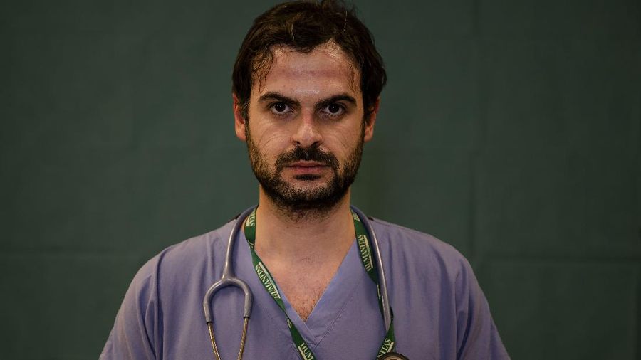 Dokter dan perawat berada di garis depan melawan pandemi corona (COVID-19), termasuk di Italia.