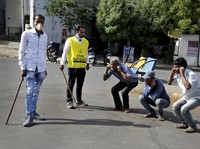 Lockdown India, Polisi Pukuli Warga yang Bandel Keluar Rumah