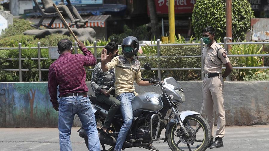 Para petugas kepolisian India memukul warga yang masih keluar rumah dengan tongkat di tengah lockdown yang berujung kacau.