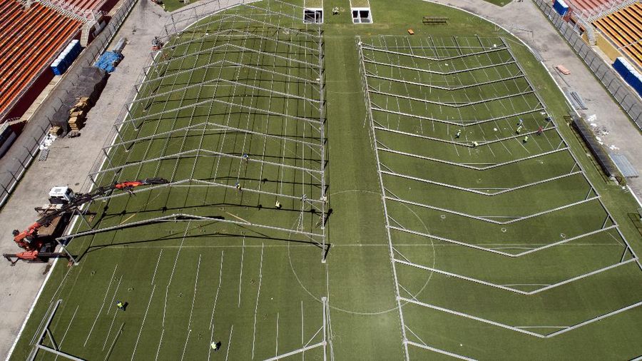 Pemerintah Brasil memakai Stadion Pacaembu, Sao Paulo, yang bersejarah untuk dijadikan RS darurat khusus penanganan corona.