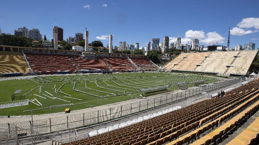 Pemerintah Brasil memakai Stadion Pacaembu, Sao Paulo, yang bersejarah untuk dijadikan RS darurat khusus penanganan corona.