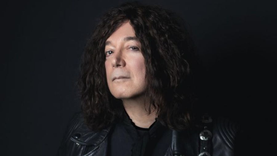 Alan Merrill merupakan penulis dan penyanyi i Love Rock N Roll.