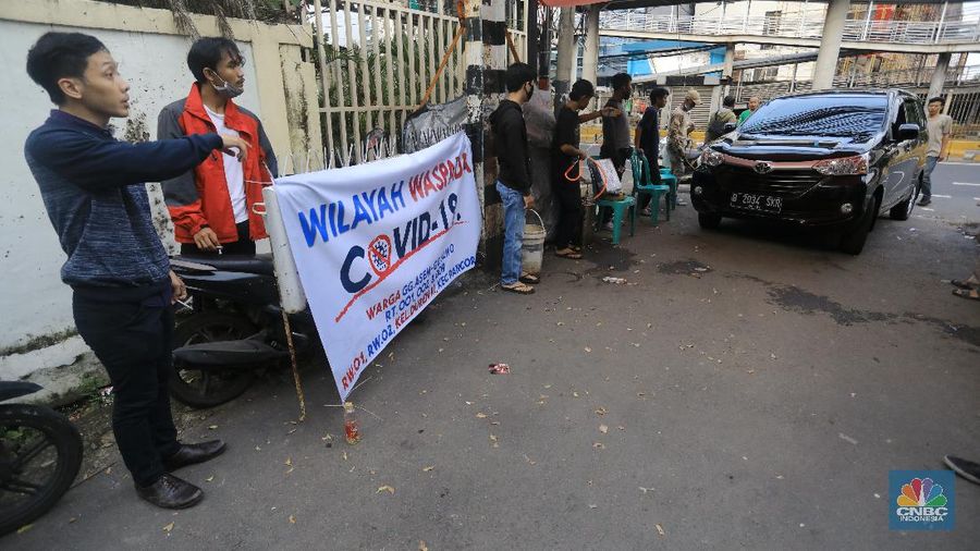 Waspada Covid-19, warga berinisiatif melakukan pemeriksaan di lingkungannya sendiri.