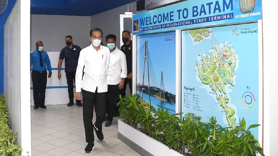 Seluruh masyarakat Indonesia diwajibkan untuk menggunakan masker saat melakukan aktivitas di luar rumah.