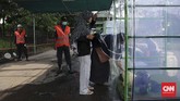 Tak perlu menunggu suntikan dana dari pemerintah, warga membuat bilik sterilisasi secara swadaya demi kesehatan. (CNNIndonesia/Safir Makki)