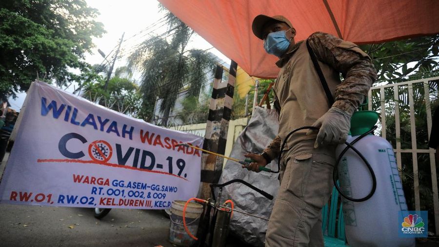 Waspada Covid-19, warga berinisiatif melakukan pemeriksaan di lingkungannya sendiri.