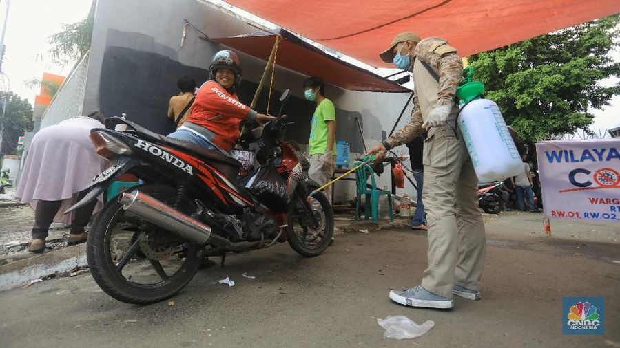 Waspada Covid-19, warga berinisiatif melakukan pemeriksaan di lingkungannya sendiri.