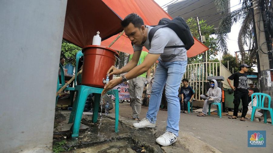 Waspada Covid-19, warga berinisiatif melakukan pemeriksaan di lingkungannya sendiri.