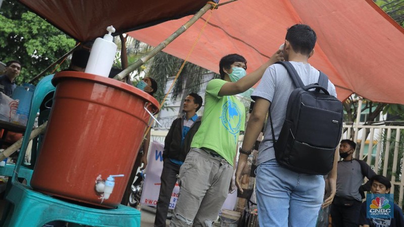 Waspada Covid-19, warga berinisiatif melakukan pemeriksaan di lingkungannya sendiri.