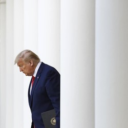 Tak lagi Ngumpet di Bungker, Trump Muncul di Gedung Putih