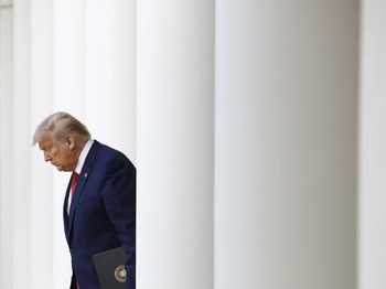 Tak lagi Ngumpet di Bungker, Trump Muncul di Gedung Putih