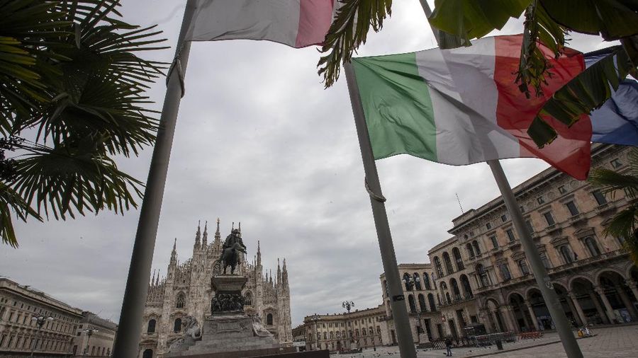 Italia mengheningkan cipta dan menaikkan bendera setengah tiang atas kematian 12.428 orang akibat virus Corona.