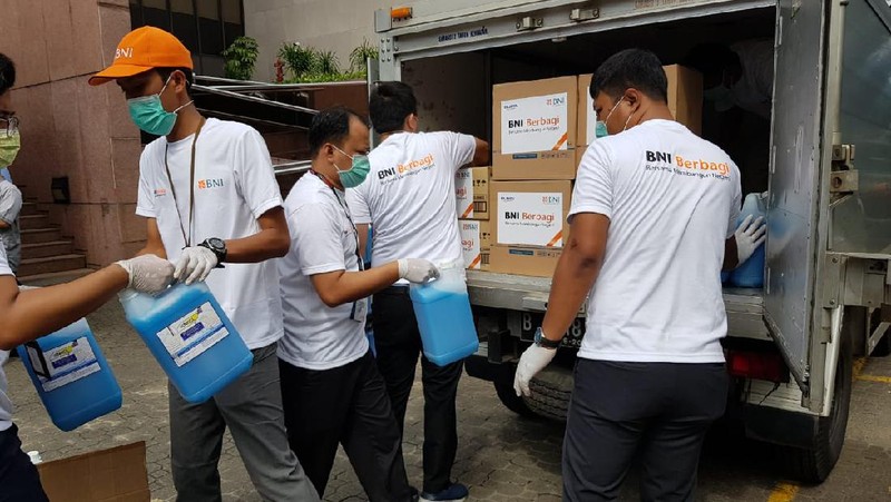 BNI menyalurkan bantuan total sebesar Rp 18 miliar untuk membantu penanggulangan COVID-1.