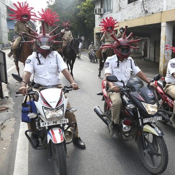 Unik! Polisi India Pakai Helm 'Corona' Demi Cegah Covid-19