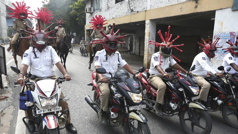 Helm berbentuk virus corona tersebut digunakan oleh polisi India ketika negara itu menerapkan lockdown guna mencegah penyebaran wabah Covid-19.