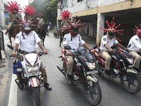 Unik! Polisi India Pakai Helm 'Corona' Demi Cegah Covid-19