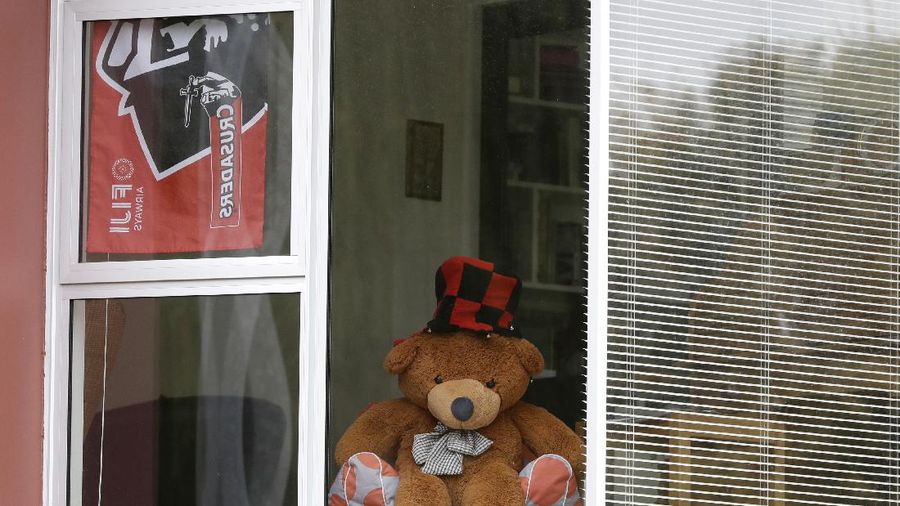 Warga Selandia Baru ramai-ramai membuat gerakan dengan menaruh boneka di jendela rumah selama lockdown