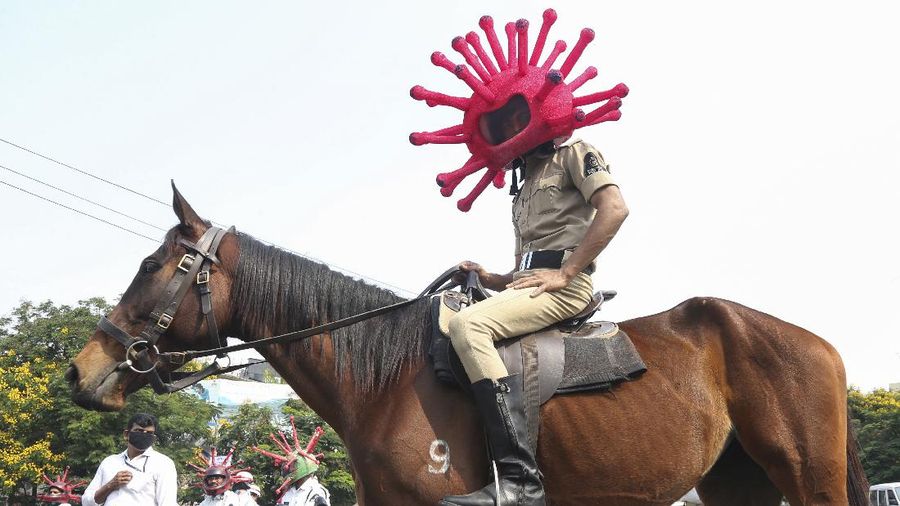 Helm berbentuk virus corona tersebut digunakan oleh polisi India ketika negara itu menerapkan lockdown guna mencegah penyebaran wabah Covid-19.