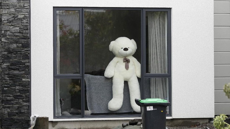 Warga Selandia Baru ramai-ramai membuat gerakan dengan menaruh boneka di jendela rumah selama lockdown