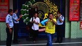 Warga binaan keluar dari rumah tahanan saat pembebasan saat Pengeluaran dan Pembebasan Narapidana dan Anak Melalui Asimilasi dan Integrasi di Rutan Klas IIB Kudus, Jawa Tenga. (ANTARA FOTO/Yusuf Nugroho)