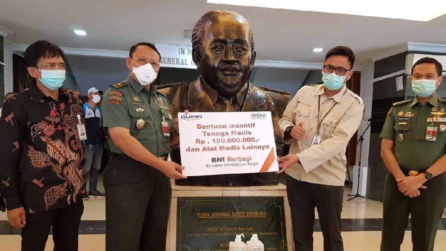 BNI menyalurkan bantuan total sebesar Rp 18 miliar untuk membantu penanggulangan COVID-1.