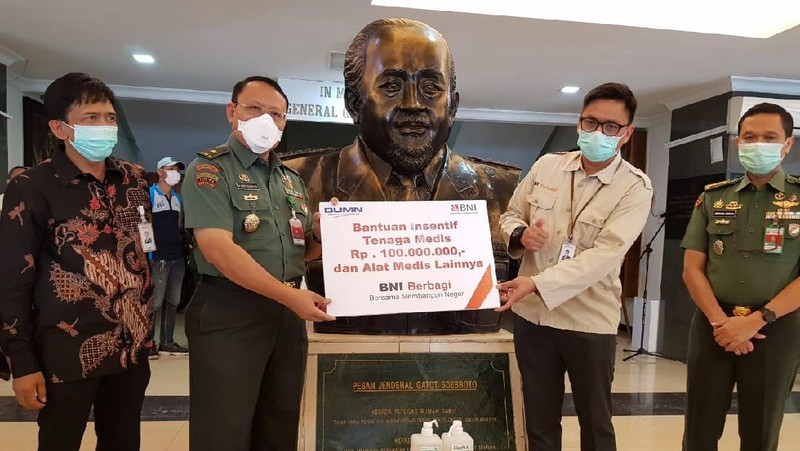 BNI menyalurkan bantuan total sebesar Rp 18 miliar untuk membantu penanggulangan COVID-1.
