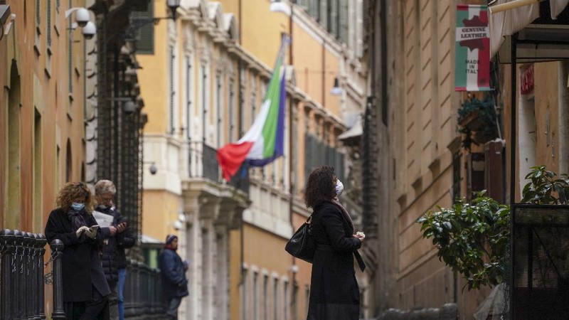 Italia mengheningkan cipta dan menaikkan bendera setengah tiang atas kematian 12.428 orang akibat virus Corona.