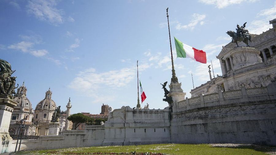 Italia mengheningkan cipta dan menaikkan bendera setengah tiang atas kematian 12.428 orang akibat virus Corona.