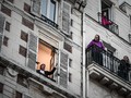 Panggung Orkestra Bermunculan di Balkon Apartemen Prancis