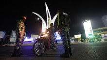 Polisi Diminta Tak Pakai Pentungan untuk Tertibkan PSBB