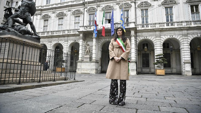 Italia mengheningkan cipta dan menaikkan bendera setengah tiang atas kematian 12.428 orang akibat virus Corona.