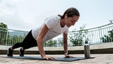 Di masa-masa ketika banyak orang kehilangan pekerjaan karena wabah corona, banyak dari instruktur yoga yang membuka kelas mereka secara gratis. Namun ada pula yang membuka donasi agar mereka tetap mendapat pemasukan ketika studio yoga ditutup. (Photo by Anthony WALLACE / AFP)