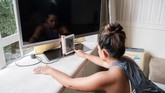 Alison Yuen, 32, seorang warga negara Singapura yang tengah bermukim di Hong Kong, bersiap untuk memutas video latihan kebugaran di gawainya. (Photo by Anthony WALLACE / AFP)