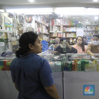 Cegah Covid-19, Apotek di DKI ini Pasang Tirai Plastik