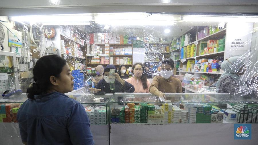 Cegah Corona, Apotek Ini Gunakan Pembatas Plastik Layani Penjual. (CNBC Indonesia/Andrean Kristianto)