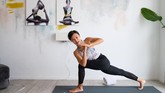 Beberapa instruktur yoga menggunakan aplikasi zoom yang membuat mereka tetap bisa menjadi pusat perhatian di tengah murid-murid yang terhubung berbarengan. Instruktur lain memberikan rekaman video serta daftar lagu penunjang di spotify. (Anthony WALLACE / AFP)