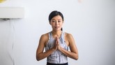 Kelas yoga online memang menjadi alternatif bagi penduduk Hong Kong --dan jutaan orang di seluruh dunia-- yang tengah mengarantina diri di rumah saat wabah corona. (Photo by Anthony WALLACE / AFP)