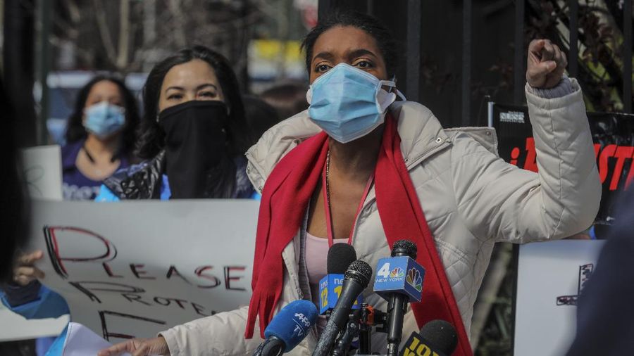 Para perawat New York menggelar aksi demo, memprotes kekurangan alat pelindung diri (APD).
