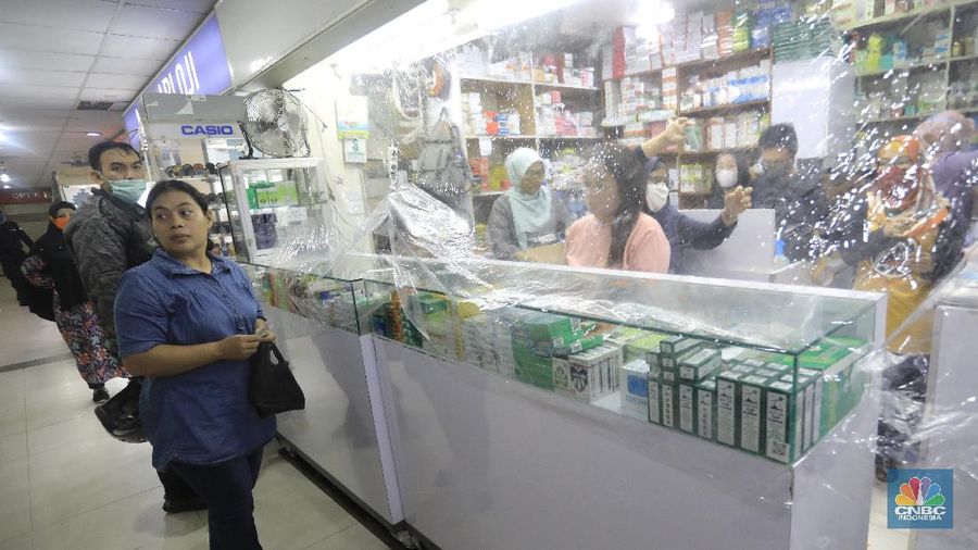 Cegah Corona, Apotek Ini Gunakan Pembatas Plastik Layani Penjual. (CNBC Indonesia/Andrean Kristianto)
