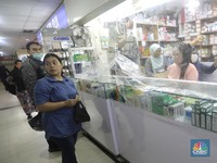 Warga Borong Obat, Rush Terjadi Saat Corona Meledak