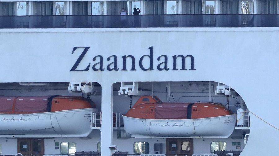 Melihat kapal MZ Zaandam yang akhirnya bisa bersandar untuk menurunkan penumpang yang terinfeksi COVID-19.