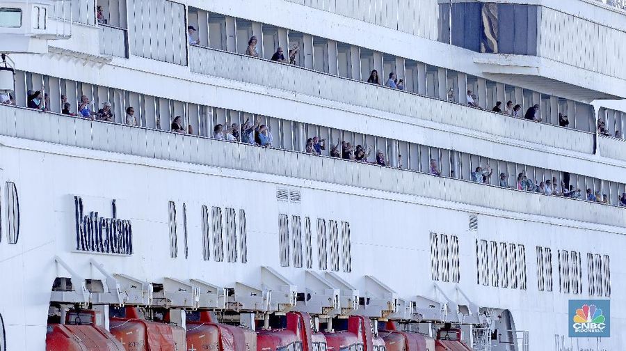 Melihat kapal MZ Zaandam yang akhirnya bisa bersandar untuk menurunkan penumpang yang terinfeksi COVID-19.