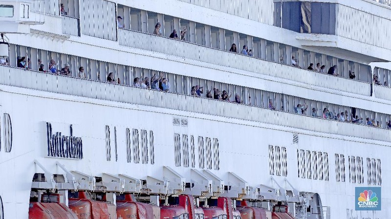 Melihat kapal MZ Zaandam yang akhirnya bisa bersandar untuk menurunkan penumpang yang terinfeksi COVID-19.