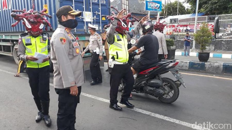Polisi helm Corona (Muhajir Arifin/detikNews)