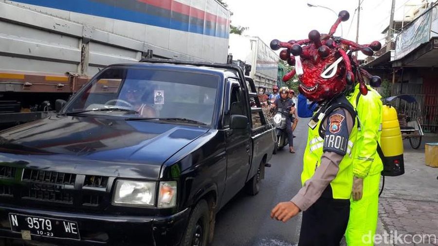 Polisi helm Corona (Muhajir Arifin/detikNews)