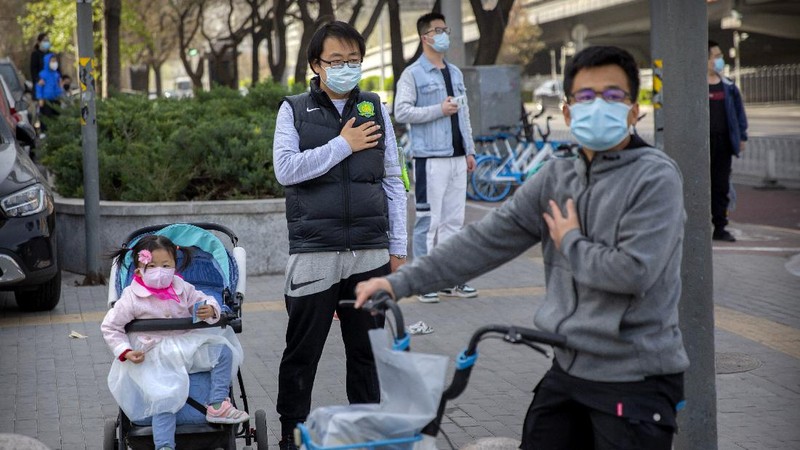 Warga China berkabung berlangsung selama tiga menit untuk menghormati mereka yang telah meninggal dalam wabah virus korona.