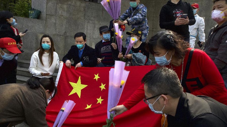 China menghormati korban virus corona dengan berkabung selama 3 menit. (AP/Ng Han Guan)