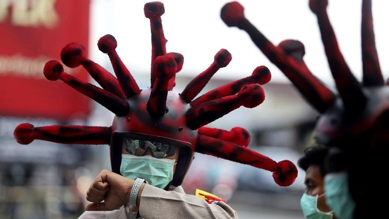 Aksi tersebut untuk mengimbau warga akan bahaya virus Corona. Salah satunya dengan membuat atraksi helm seram yang digunakan polisi.